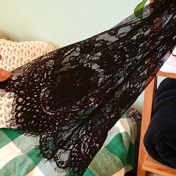 Gorgeous lace top with shell - Picture 2 of 4